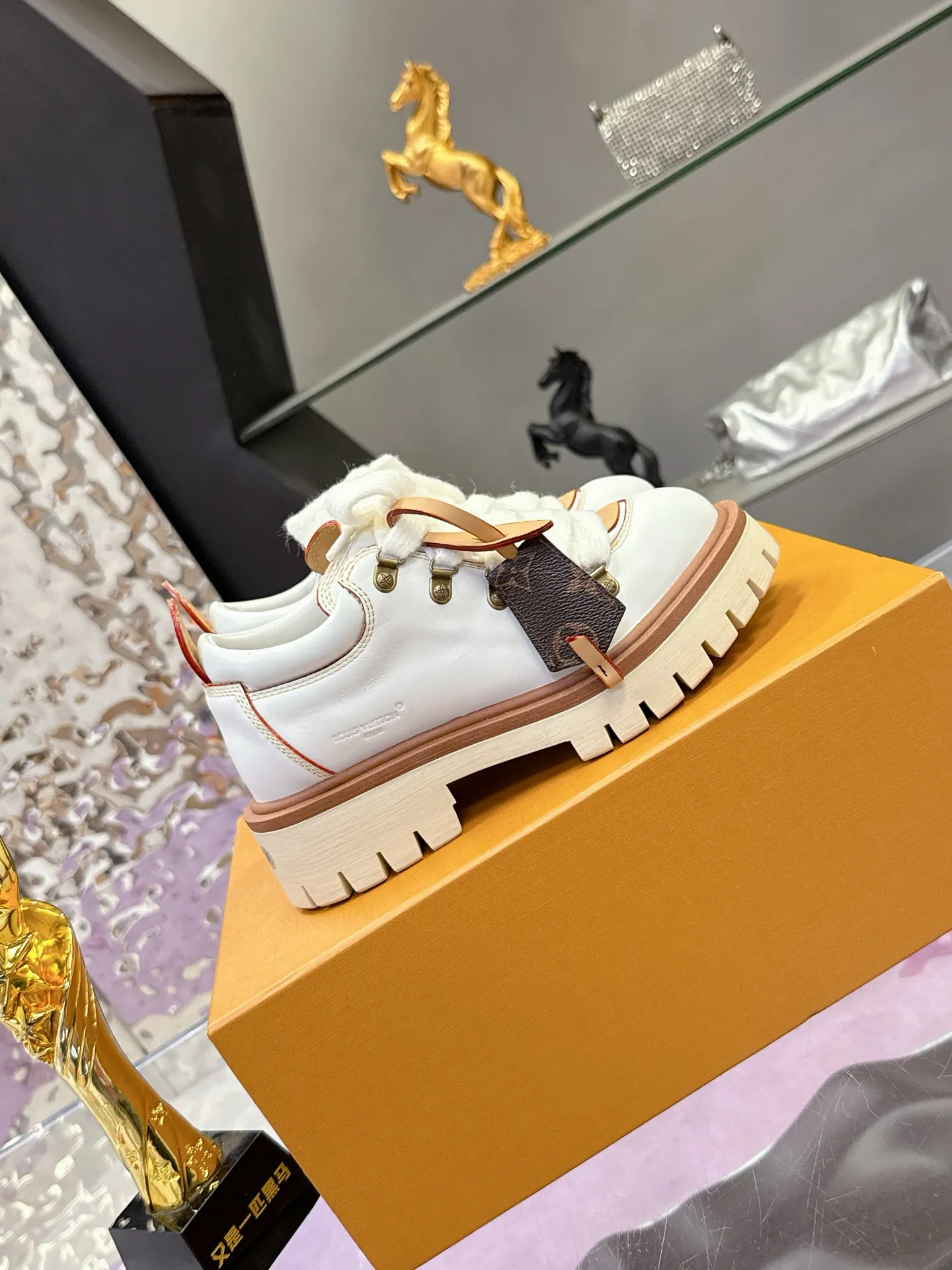 Factory price: 700💰 LV | Louis Vuitton 🧡💚2025 autumn and winter new style, top version ⚠️ The counter features the latest LV REMIX lace-up mountaineering derby shoes, new hard goods 🆕 ❥BS purchasing level! Full of high-end feel! A popular model among bloggers at home and abroad, it’s retro and fashionable, and looks stunning on your feet! Mainly recommended model on the official website★ ▪️Upper: top-quality first-layer cowhide ▪️Inner lining: imported sheepskin ▪️Outsole: original molded T men's shoes 💰U anti-slip outsole ▪️Sole height: 3.5cm ▪️Shoe size: Female 35-41 (41 customized, non-refundable) Male 39-45 (46 customized, non-refundable)